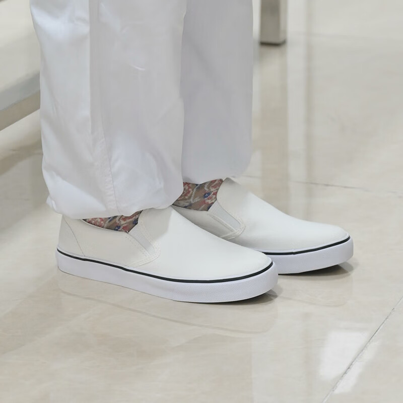 White canvas work shoes